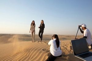 مدل زن اسرائیلی، برای تبلیغ پیژامه در صحراهای دبی حاضر شد