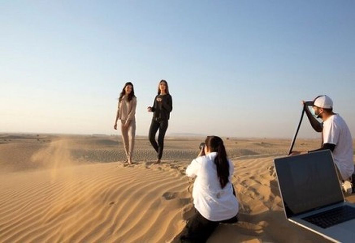 مدل زن اسرائیلی، برای تبلیغ پیژامه در صحراهای دبی حاضر شد