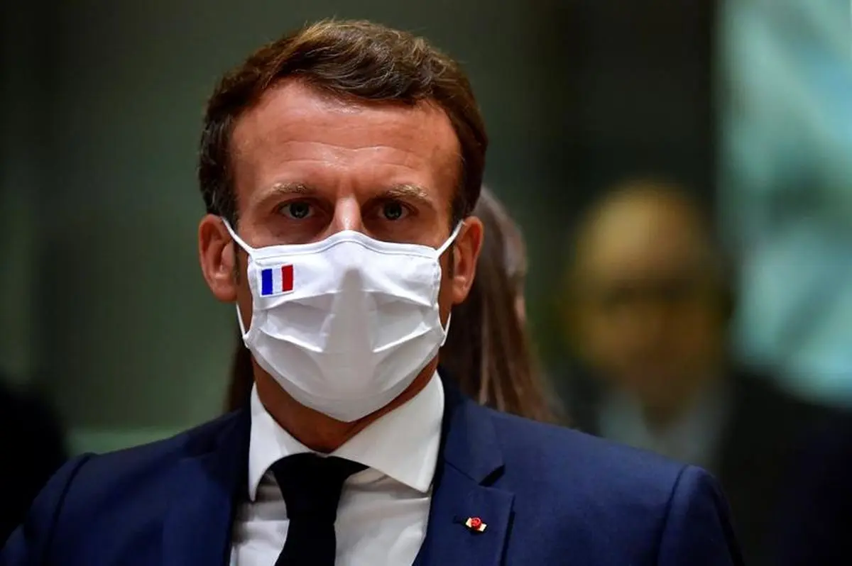 سرفه های مکرون باعث قطع صحبت‌هایش شد
