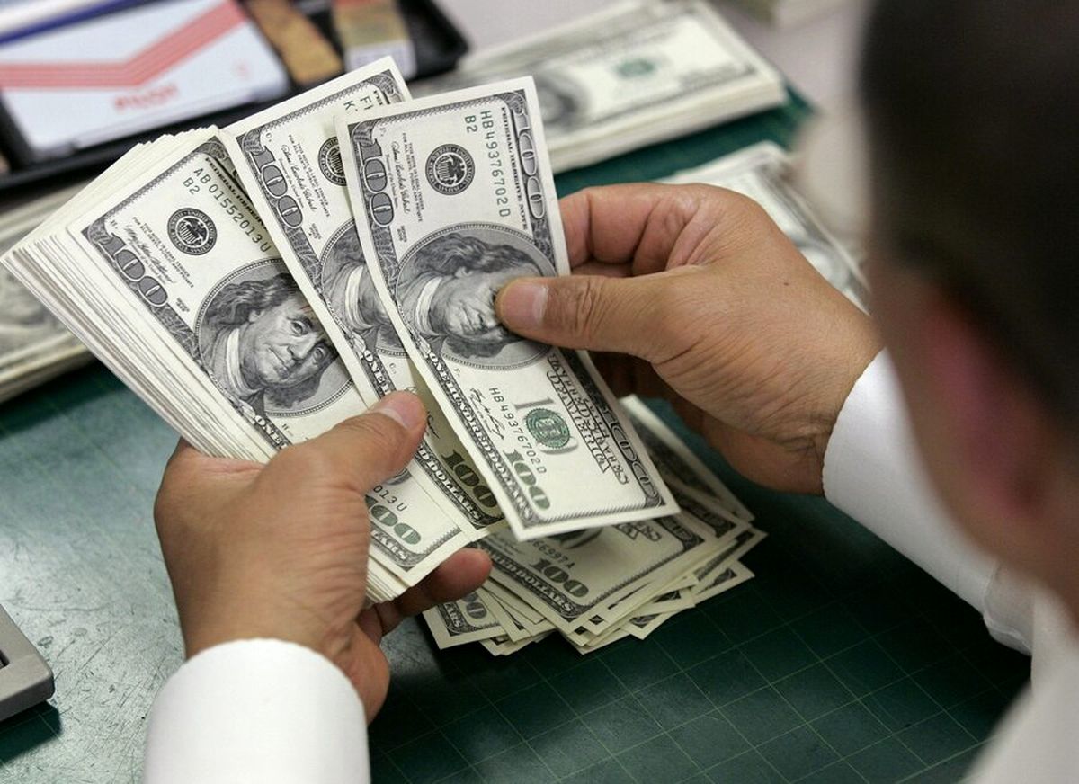 شوک مثبت دوم به بازار ارز / حذف محدودیت فروش ارز صادرکنندگان بزرگ