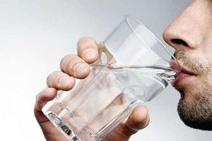 آیا آب نوشیدن نفخ آور است؟