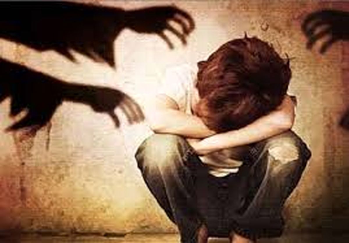 فیلم دردناک از یک کودک آزاری/ کودکی که به خاطر پول مجبور میشود فلفل تند بخورد!