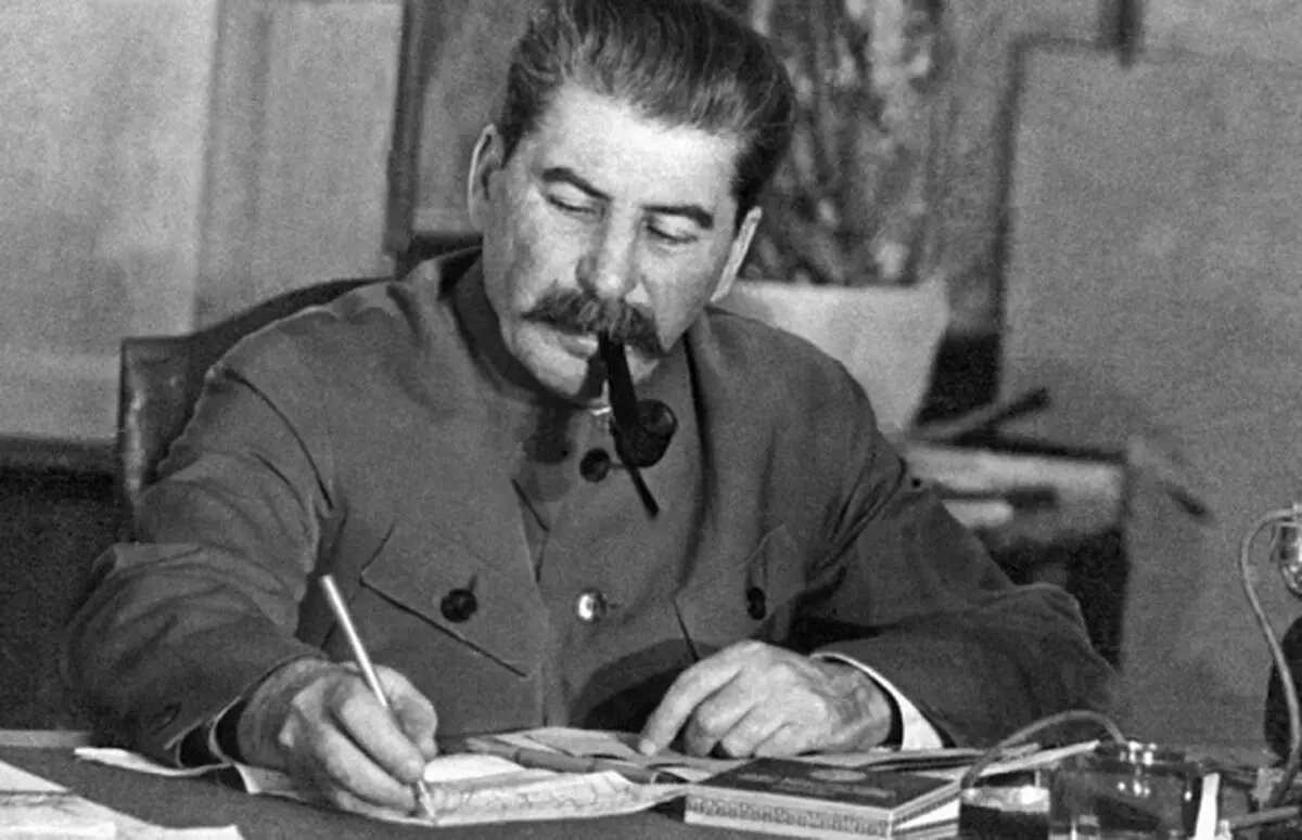 استالین همیشه با سرعت غیر قابل تصوری خواسته خدمتکارانش را برآورده می‌کرد