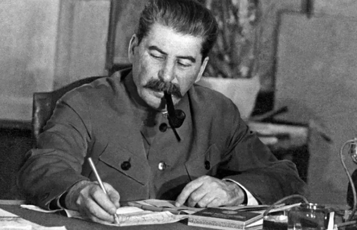 استالین همیشه با سرعت غیر قابل تصوری خواسته خدمتکارانش را برآورده می‌کرد