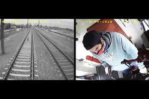 هوشیاری راننده قطار در زیر نگرفتن بچه ۳ ساله بر روی ریل/ ویدئو