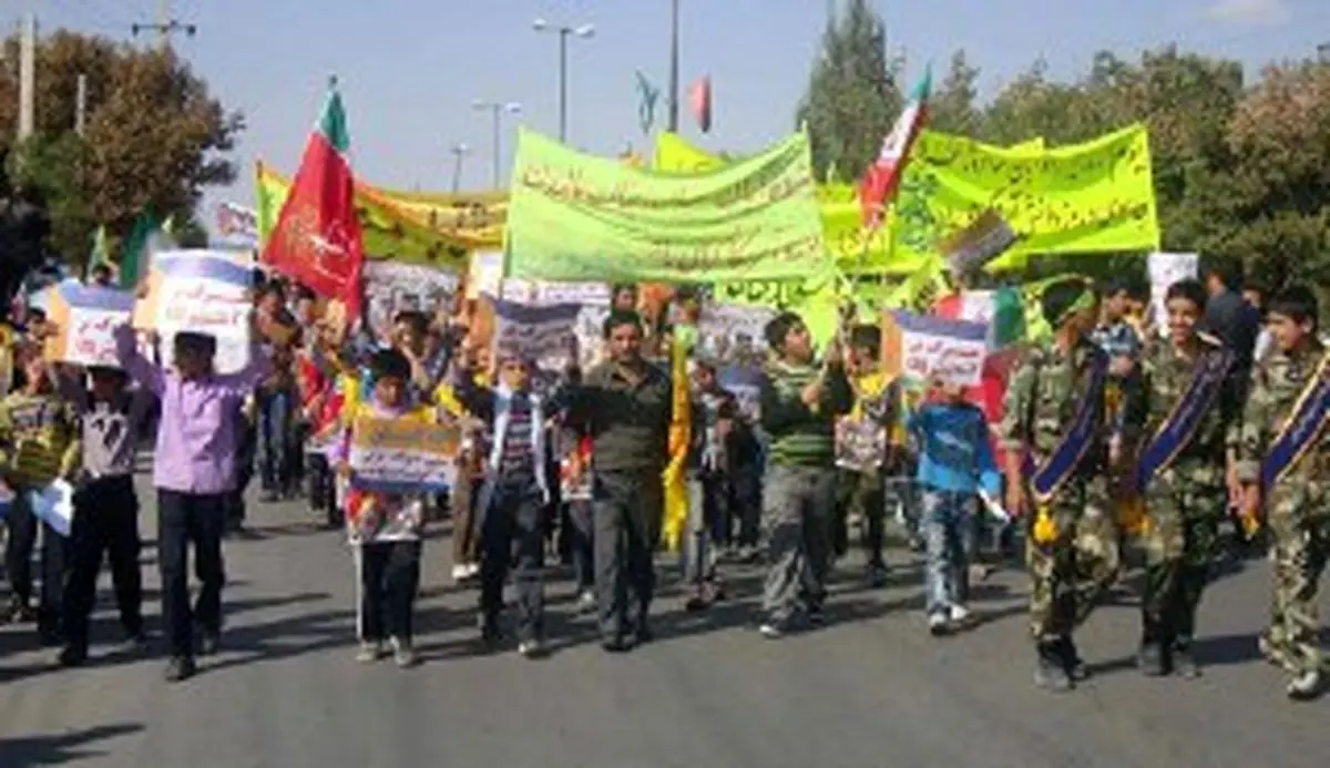 حضور انبوه دانش آموزان در محدوده لانه جاسوسی