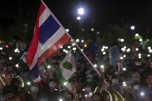 تایلندی‌ها با درخواست استعفای دولت و اصلاحات در نظام سلطنتی به خیابان‌ها آمدند