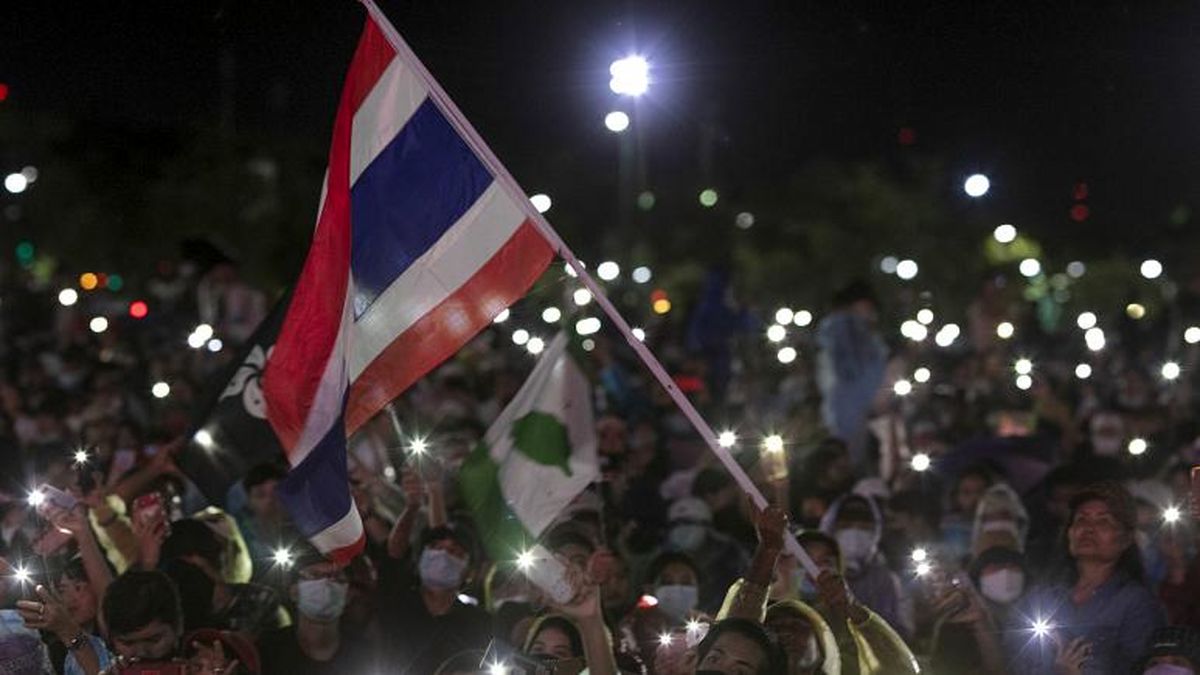 تایلندی‌ها با درخواست استعفای دولت و اصلاحات در نظام سلطنتی به خیابان‌ها آمدند