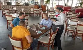 خوردن غذا در رستوران ابتلا را به کرونا را دو برابر افزایش می‌دهد