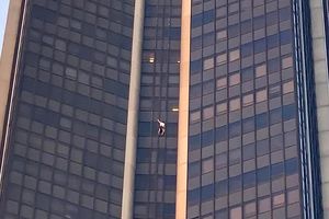 مردی که از بلندترین آسمان‌خراش پاریس بالا رفت دستگیر شد 