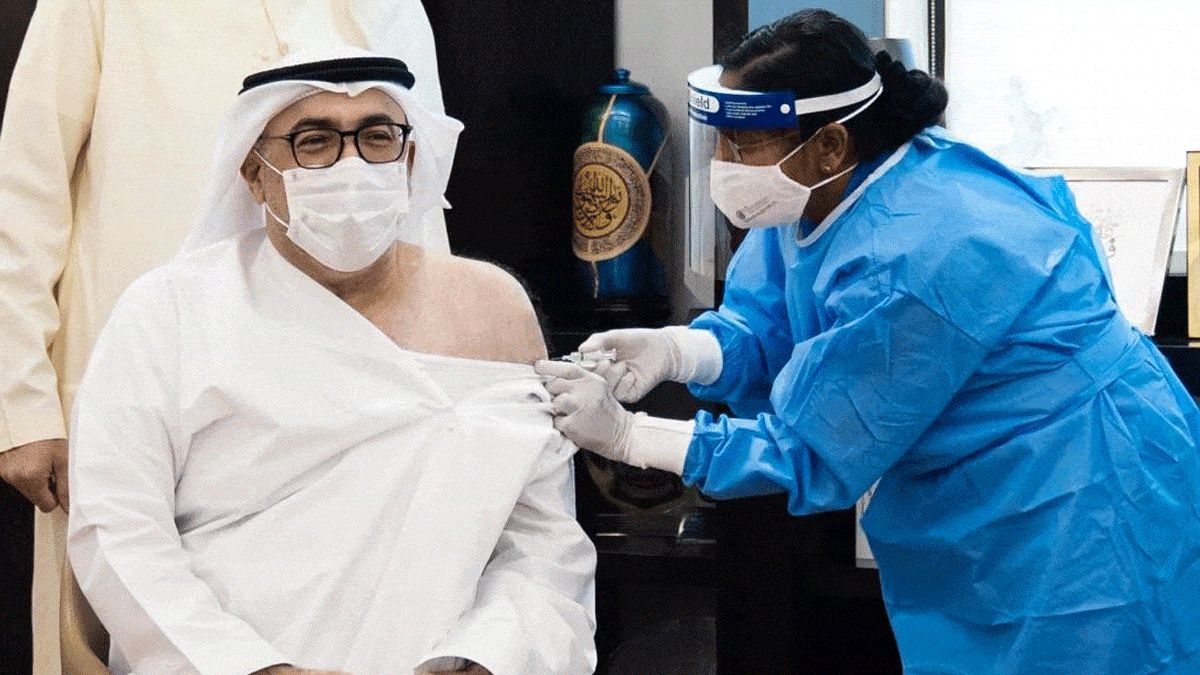 وزیر بهداشت امارات اولین دوز واکسن کرونا را دریافت کرد
