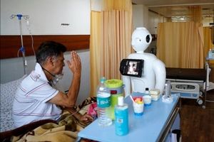 ربات میترا بیماران کرونا را خوشحال می‌کند/ تصاویر