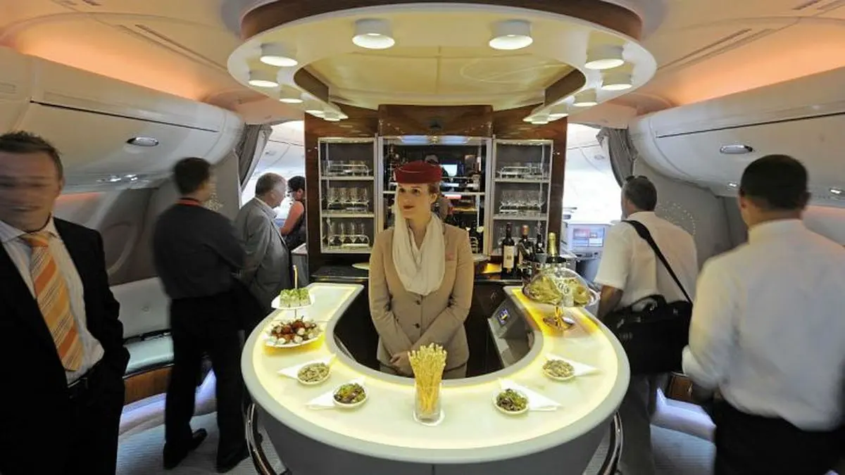 دلایل تفاوت طعم غذاها در هواپیما/ چرا آب گوجه‌فرنگی در آسمان بیشتر طالب دارد؟