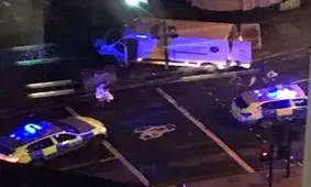 وحشت در قلب انگلیس / زیر گرفتن عابران توسط یک خودرو کاروان در لندن / حمله با چاقو به مردم