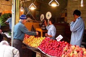 استقبال مردم برای خرید میوه‌های دست‌دوم در بازار شیراز/ دور‌‌‌ریزهایی که لاکچری شدند