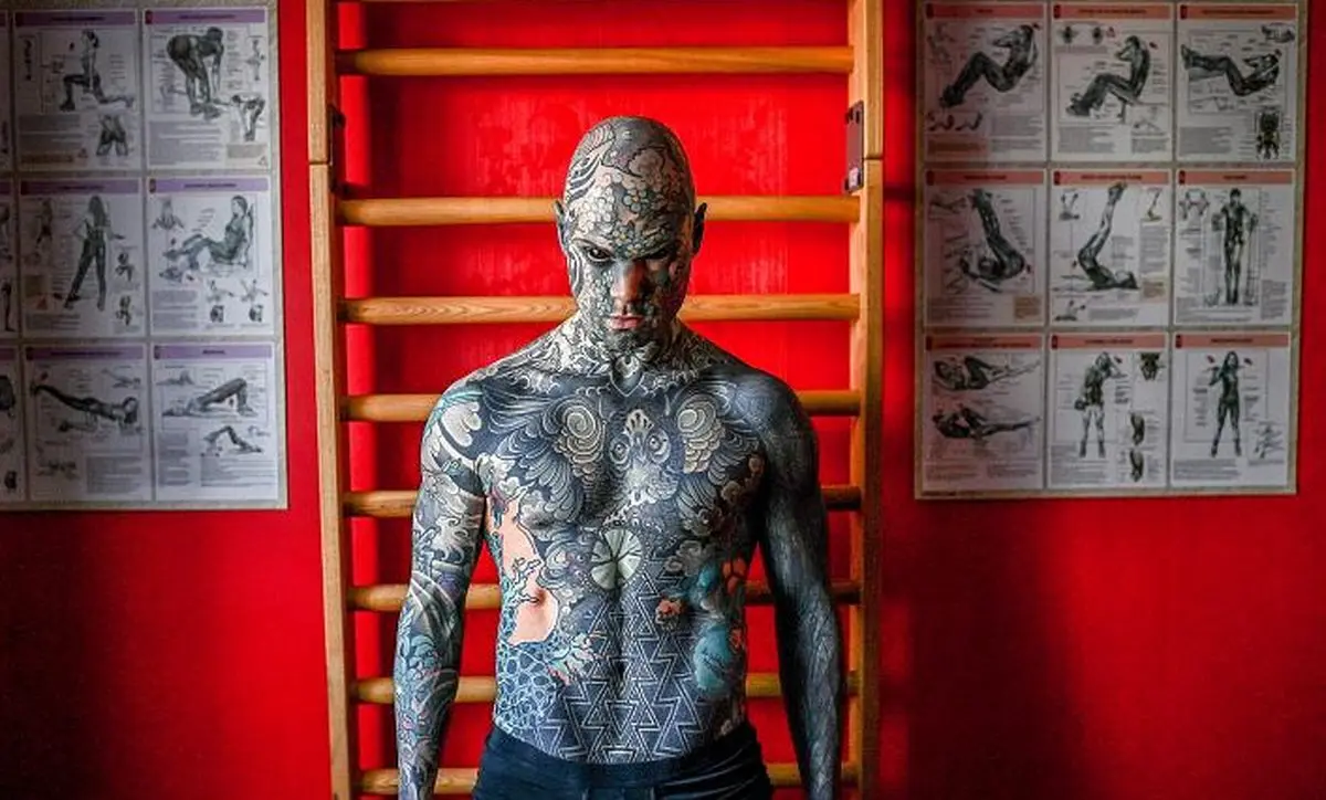 معلم مدرسه ای در فرانسه رکورد بیشترین خالکوبی را شکست 