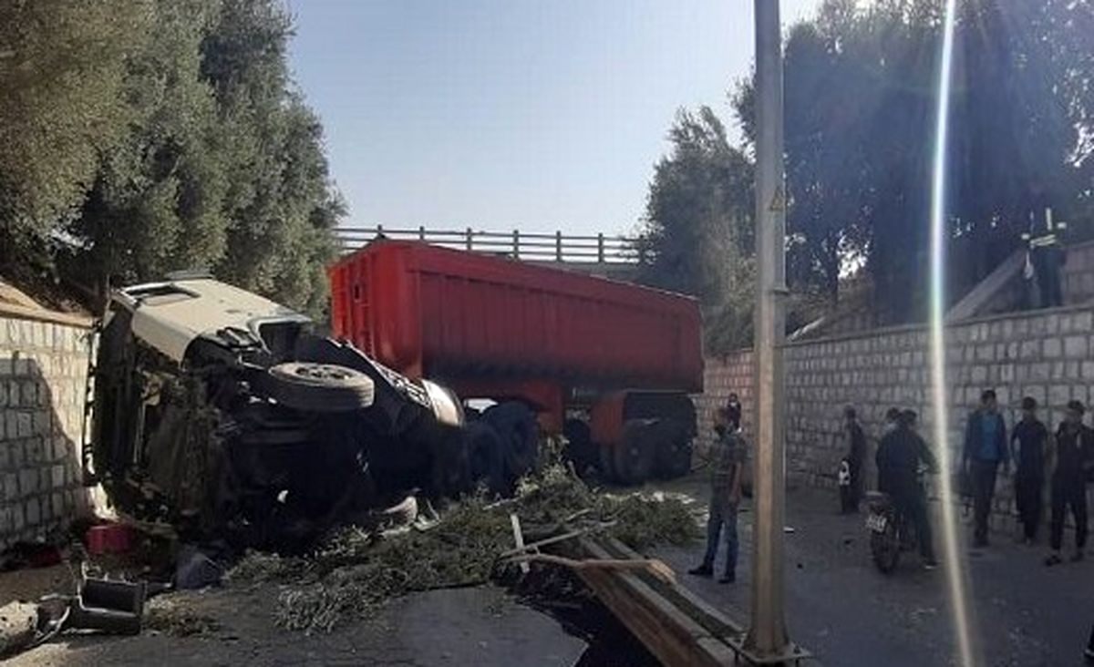 سقوط تریلر از پل ورودی شهرک صنعتی یزد حادثهساز شد
