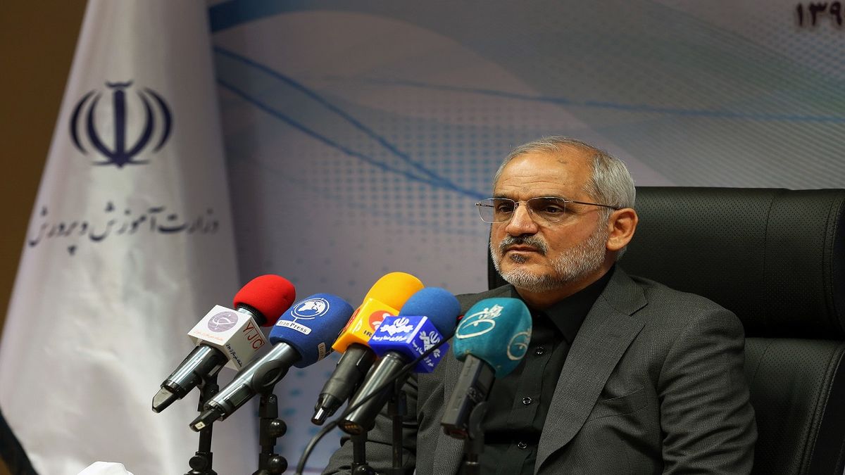 تمهید وزیر آموزش و پرورش برای حذف عکس دختران از روی جلد کتاب درسی