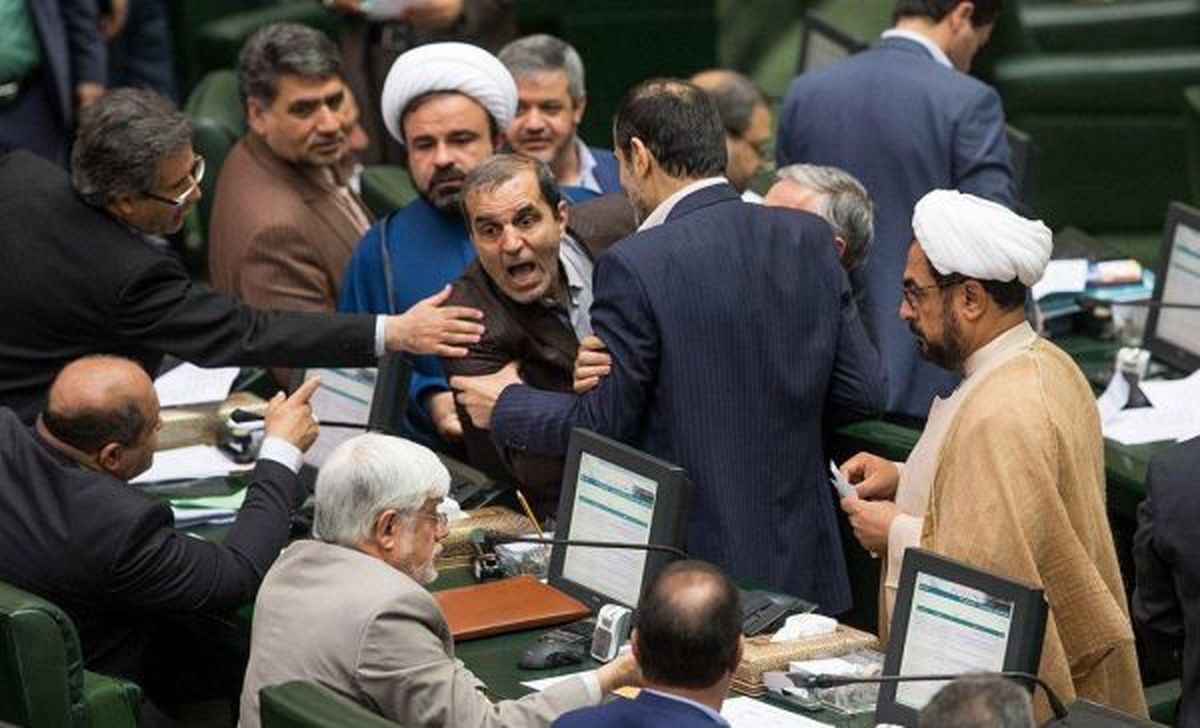 پشت پرده عکس های عجیب امروز مجلس/ نام کدام کاندیداها در لیستی بود که در صحن دست به دست شد؟