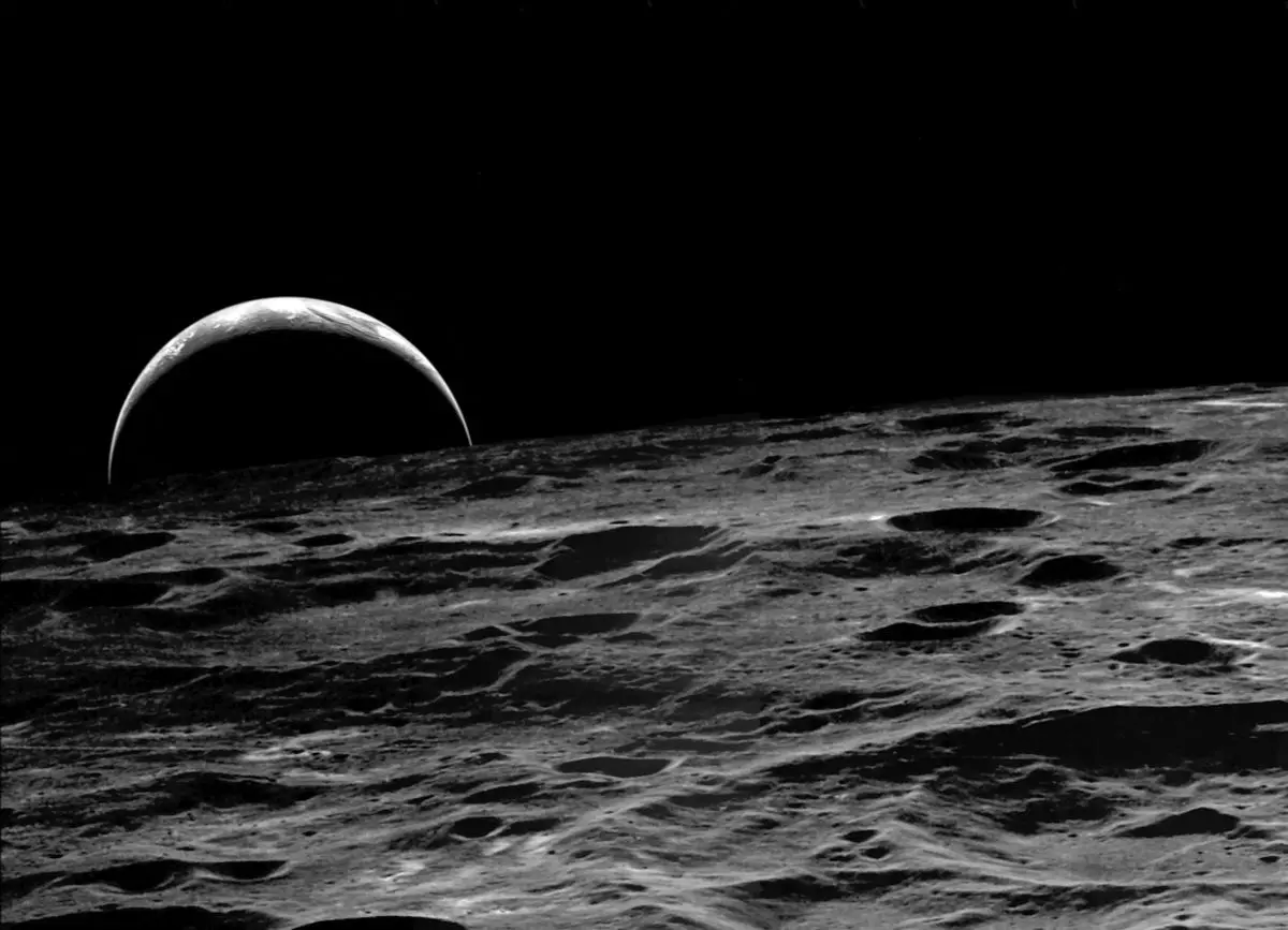 ناسا خاک و سنگ ماه را خریداری می‌کند