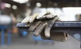 سقوط درب کرکره‌ای باعث مرگ کارگر کرجی شد