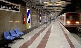پخش آهنگ خواننده زن لس آنجلسی در مترو