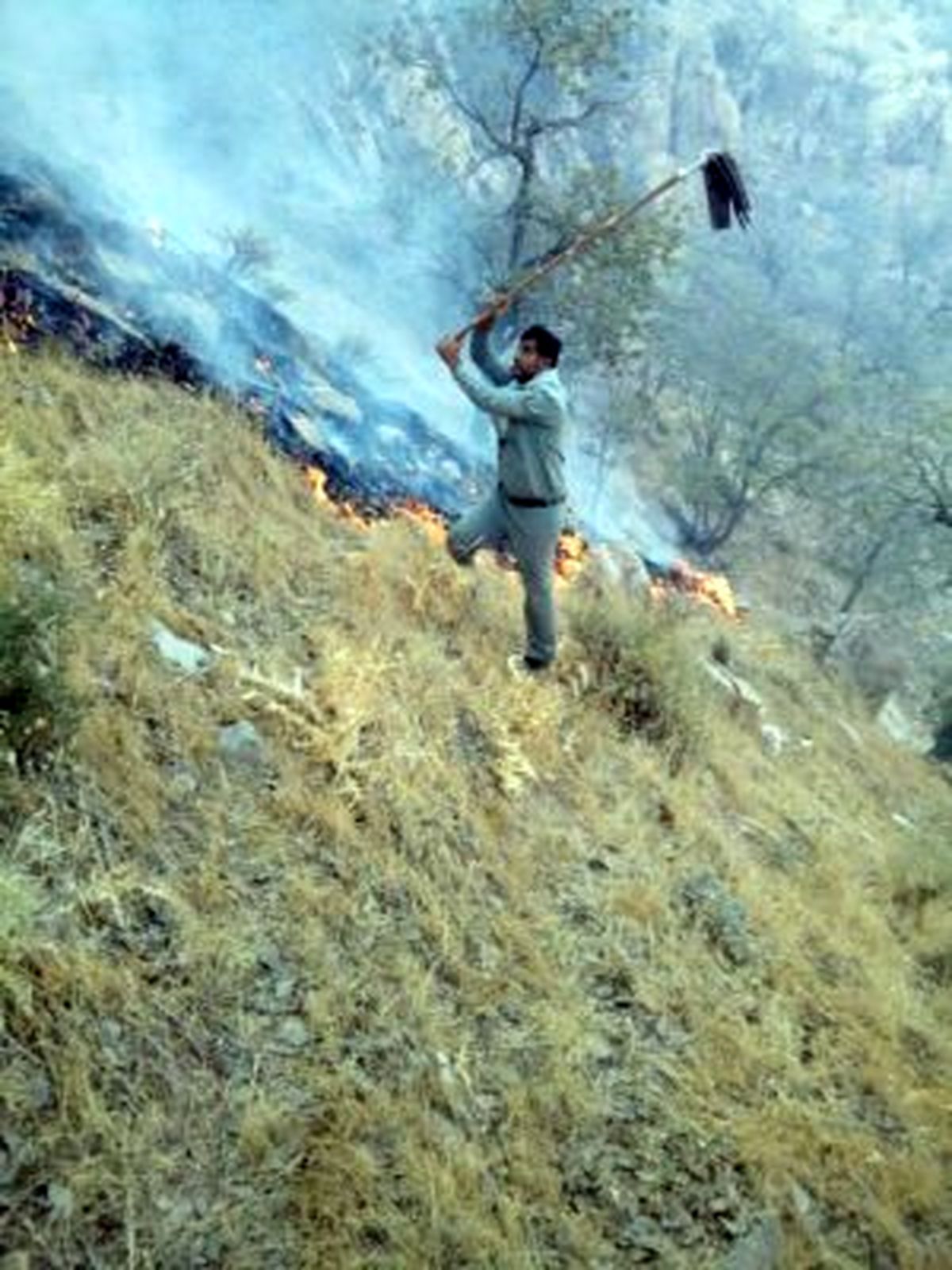 آتش‌سوزی شدید در مراتع «سرخ‌گیر» ایوان