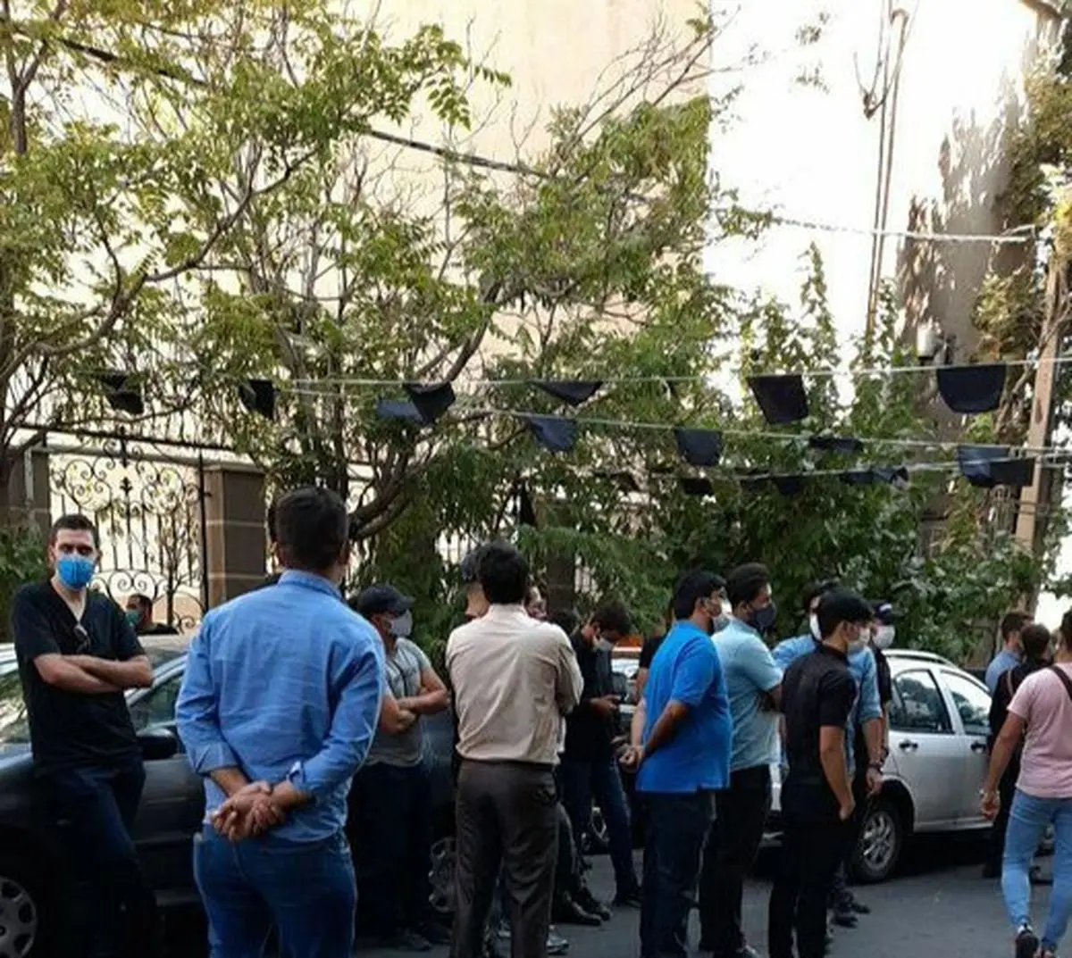 شعار هواداران استقلال: ترسوها بیایید پایین!