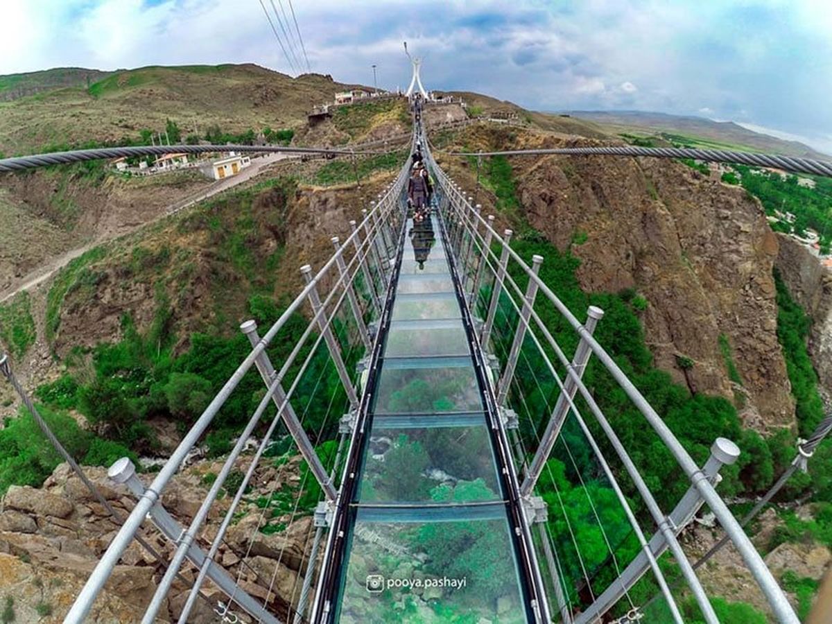 چالش‌های نگهداری اولین پل معلق تمام شیشه‌ای و قوسی ایران/ عکس