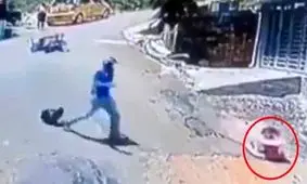 لحظه نجات جان نوزاد توسط موتورسوار قهرمان/ ویدئو