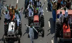 هندی‌ها در اعتراض به لوایح کشاورزی، تراکتور آتش زدند