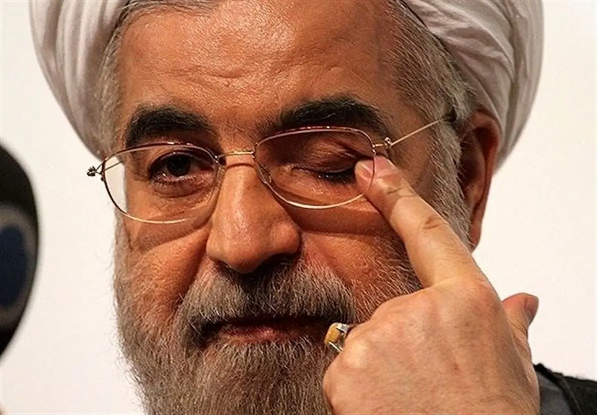 روحانی دست‌هایش را بالا برده!