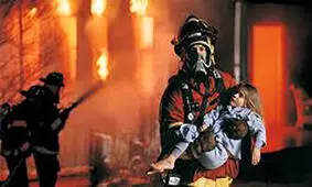 نجات نفس‌گیر کودک از بین دو دیوار/ ویدئو