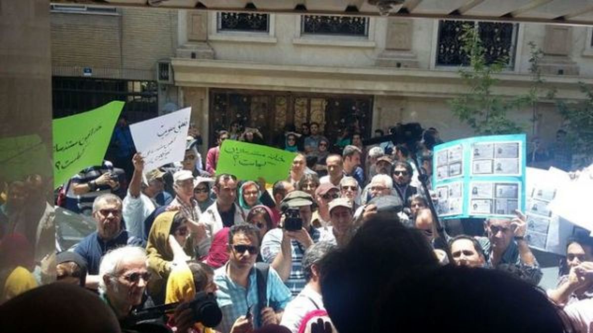 تجمع مستندسازان معترض در مقابل خانه سینما