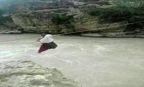 دانش‌آموزانی که برای ادامه تحصیل از طناب آویزان می‌شوند