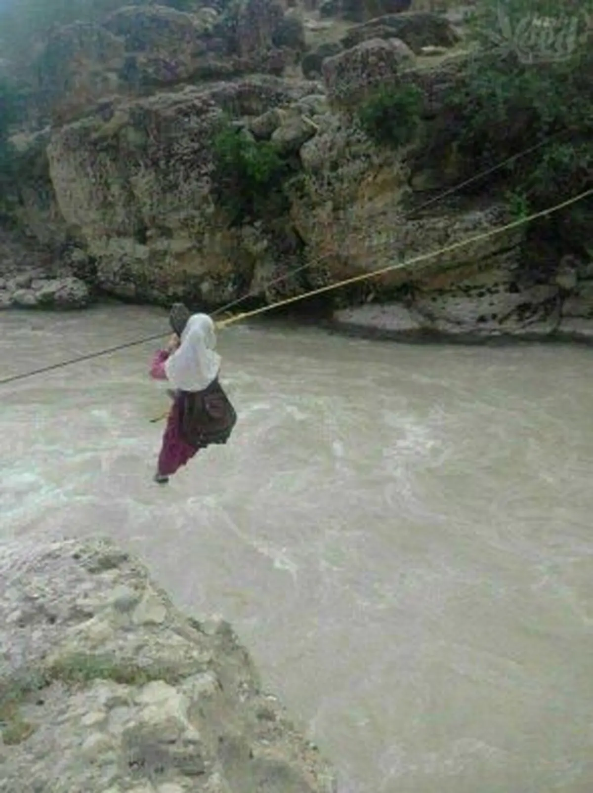 دانش‌آموزانی که برای ادامه تحصیل از طناب آویزان می‌شوند