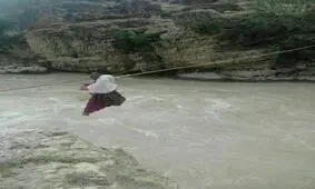 دانش‌آموزانی که برای ادامه تحصیل از طناب آویزان می‌شوند