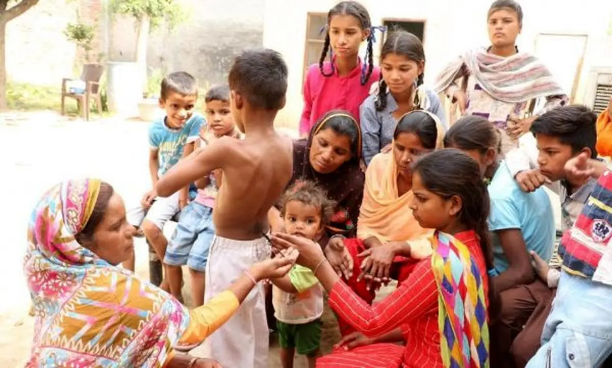 هندی ‌ها این پسر دُم‌دار را می‌پرستند+ تصاویر