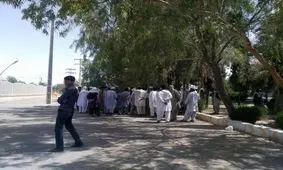 تجمع مرزنشینان مقابل فرمانداری سراوان