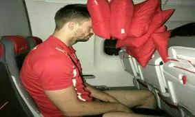 مدل خاص خوابیدن پیتر ورهیس والیبالیست بلژیکی در هواپیما