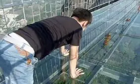 فیلم / واکنش جالب مردم روی پل شیشه ای