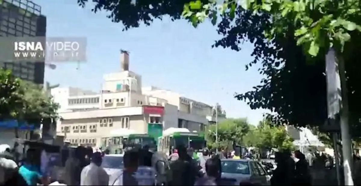 فیلم/ حضور مردم و نیروهای انتظامی در اطراف مجلس