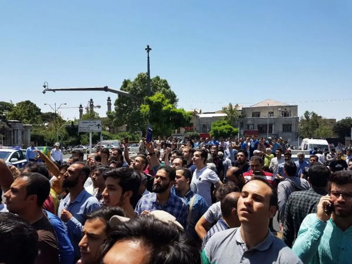 گزارش تصویری از حضور مردم اطراف ساختمان مجلس