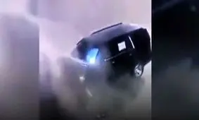 تصادف خودرو با مخزن زباله حین فیلمبرداری کردن راننده با موبایل/ ویدئو