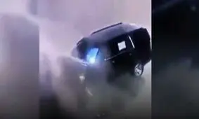 تصادف خودرو با مخزن زباله حین فیلمبرداری کردن راننده با موبایل/ ویدئو