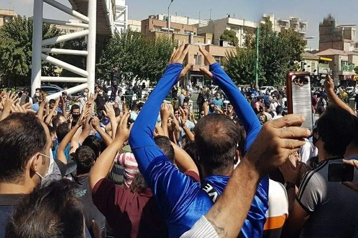 تجمع هواداران استقلال این بار مقابل مجلس/ شعار علیه آذری جهرمی