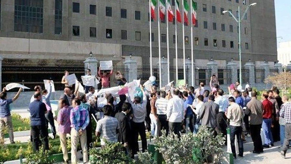 روایت تلخ معلمان مدارس غیرانتفاعی از معیشتشان/ با فوق لیسانس نان را نسیه از نانوایی می خریم!