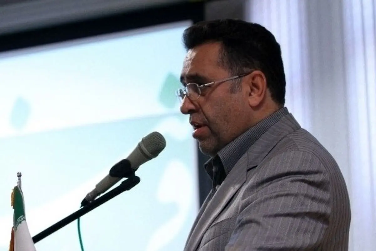 مانند خوارج می‌گوید باید همه از مردم عذرخواهی کنیم