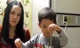 ثبت لحظه‌ای غم‌انگیز، از کودکی که برای اولین‌بار می‌شنود!/ ویدئو