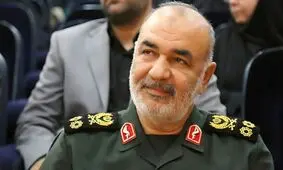 تصویری از فرمانده کل سپاه در کنار یک خانواده شهید معروف